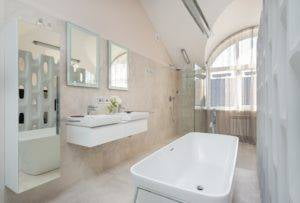 idée-salle-de-bain-spacieuse-et-moderne